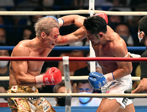 75キロ契約 延長1回、松倉信太郎(左)にパンチを見舞い、ダウンを奪う神保克哉(撮影・たえ見朱実)
