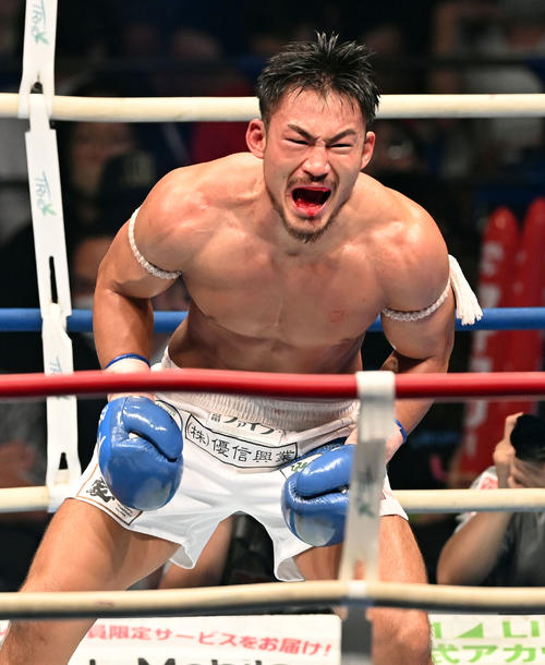 75キロ契約 延長1回、松倉信太郎にKO勝ちした神保克哉(撮影・たえ見朱実)