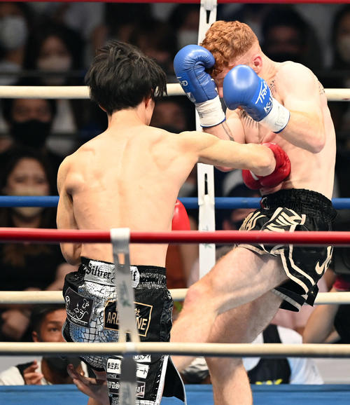 スーパーファイト56キロ契約 1回、金子晃大のボディーがジョーダン・スウィントンに決まり2回目のダウンを奪いKO勝利(撮影・たえ見朱実)