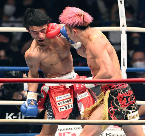 スーパーライト級 3回、不可思の強烈なパンチが大野祐志郎の顔面にヒット(撮影・たえ見朱実)