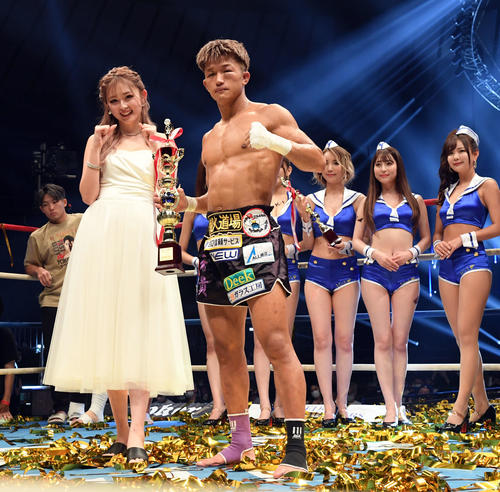 スーパーフェザー級王座決定戦トーナメント 準優勝の朝久裕貴は、ゆうちゃみと記念撮影に納まる(撮影・たえ見朱実)