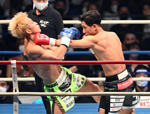 スーパーファイト スーパーライト級 1回、小嶋瑠久(左)にパンチを見舞う林健太(撮影・たえ見朱実)