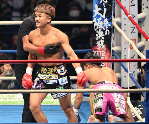 スーパーフェザー級王座決定戦トーナメント 準決勝1回、朝久裕貴(左)のパンチが横山朋哉の顔面がヒット。2回目のダウンを奪いKO勝ちとなる(撮影・たえ見朱実)