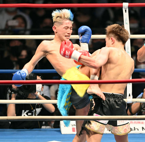 58キロ契約 延長1回、西京春馬にキックを見舞う森坂陸(撮影・たえ見朱実)