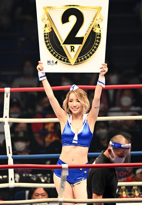 スーパーフェザー級王座決定戦トーナメント 盛り上げるK-1ガールズのキャシー凛(撮影・たえ見朱実)