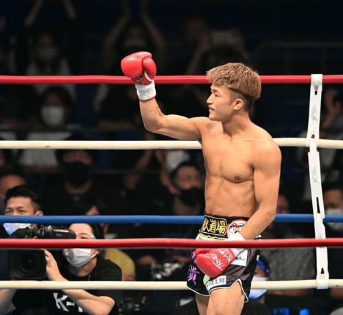 スーパーフェザー級王座決定戦トーナメント 第3試合 1回、ナックロップ・フェアテックス(左)にKO勝ちした朝久裕貴(撮影・たえ見朱実)