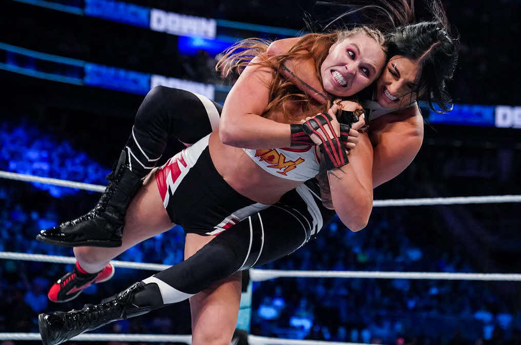 ソーニャ・デビル（後方）の裸絞めを浴びたロンダ・ラウジー（C）2022 WWE, Inc. All Rights Reserved.
