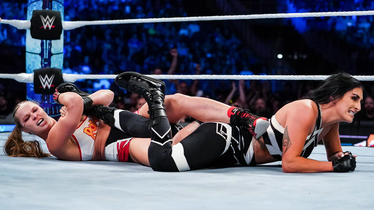 ソーニャ・デビル（右）を足首固めで苦しめるロンダ・ラウジー（C）2022 WWE, Inc. All Rights Reserved.