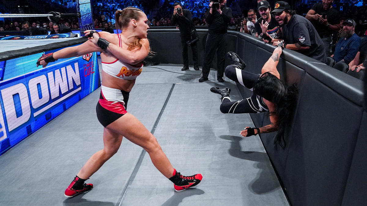 ソーニャ・デビル（右）を防護壁に投げ飛ばしたロンダ・ラウジー（C）2022 WWE, Inc. All Rights Reserved.