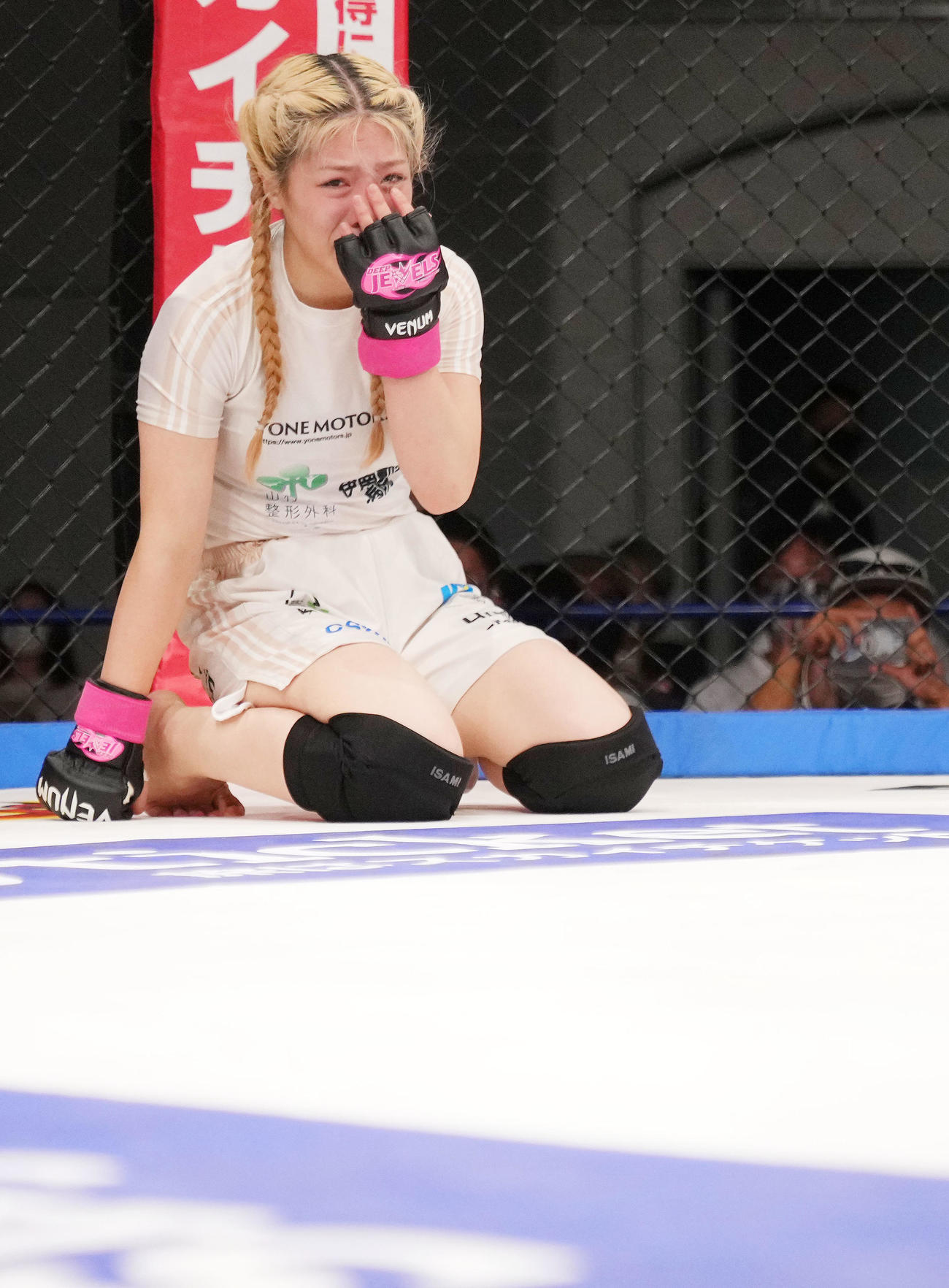 吉川桃加対須田美咲　1回、TKO勝利し涙を流す吉川（撮影・横山健太）