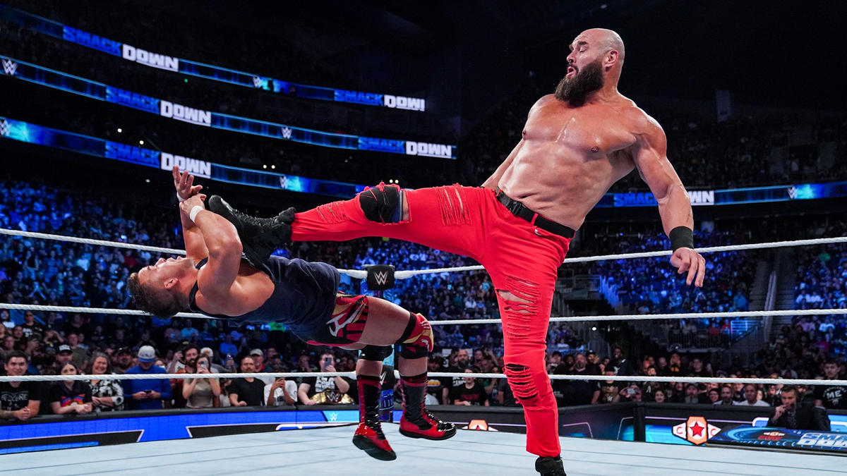 チャド・ゲイブル（左）にビッグブーツを浴びせたブラウン・ストローマン（C）2022 WWE, Inc. All Rights Reserved.