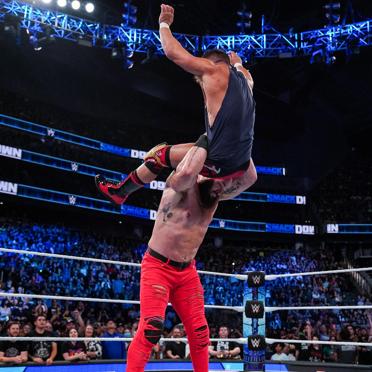 チャド・ゲイブル（上）をパワーボムでたたきつけたブラウン・ストローマン（C）2022 WWE, Inc. All Rights Reserved.