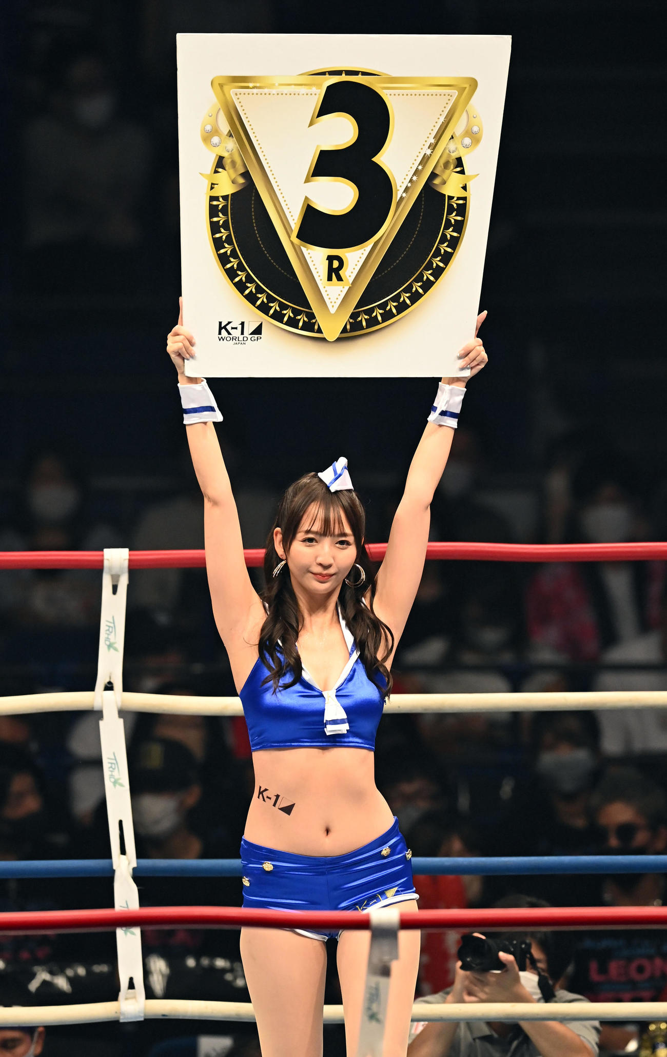 スーパーフェザー級王座決定戦トーナメント　盛り上げるK－1ガールズの上運天美聖（撮影・たえ見朱実）
