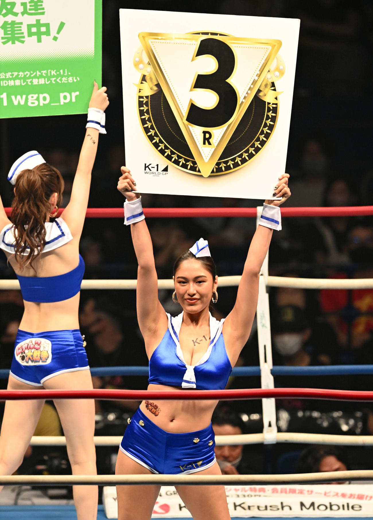 スーパーフェザー級王座決定戦トーナメント　盛り上げるK－1ガールズのロサリオ恵奈（撮影・たえ見朱実）