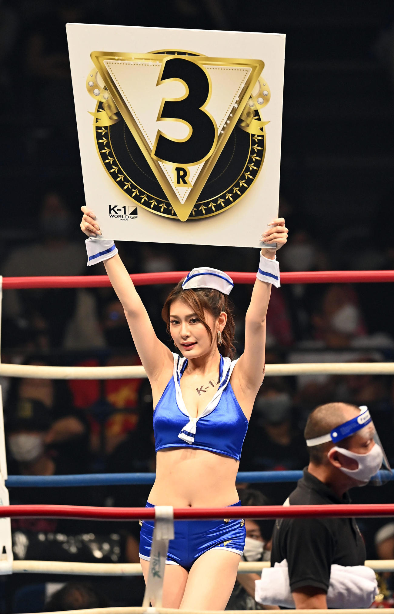 スーパーフェザー級王座決定戦トーナメント　盛り上げるK－1ガールズ波北果穂（撮影・たえ見朱実）