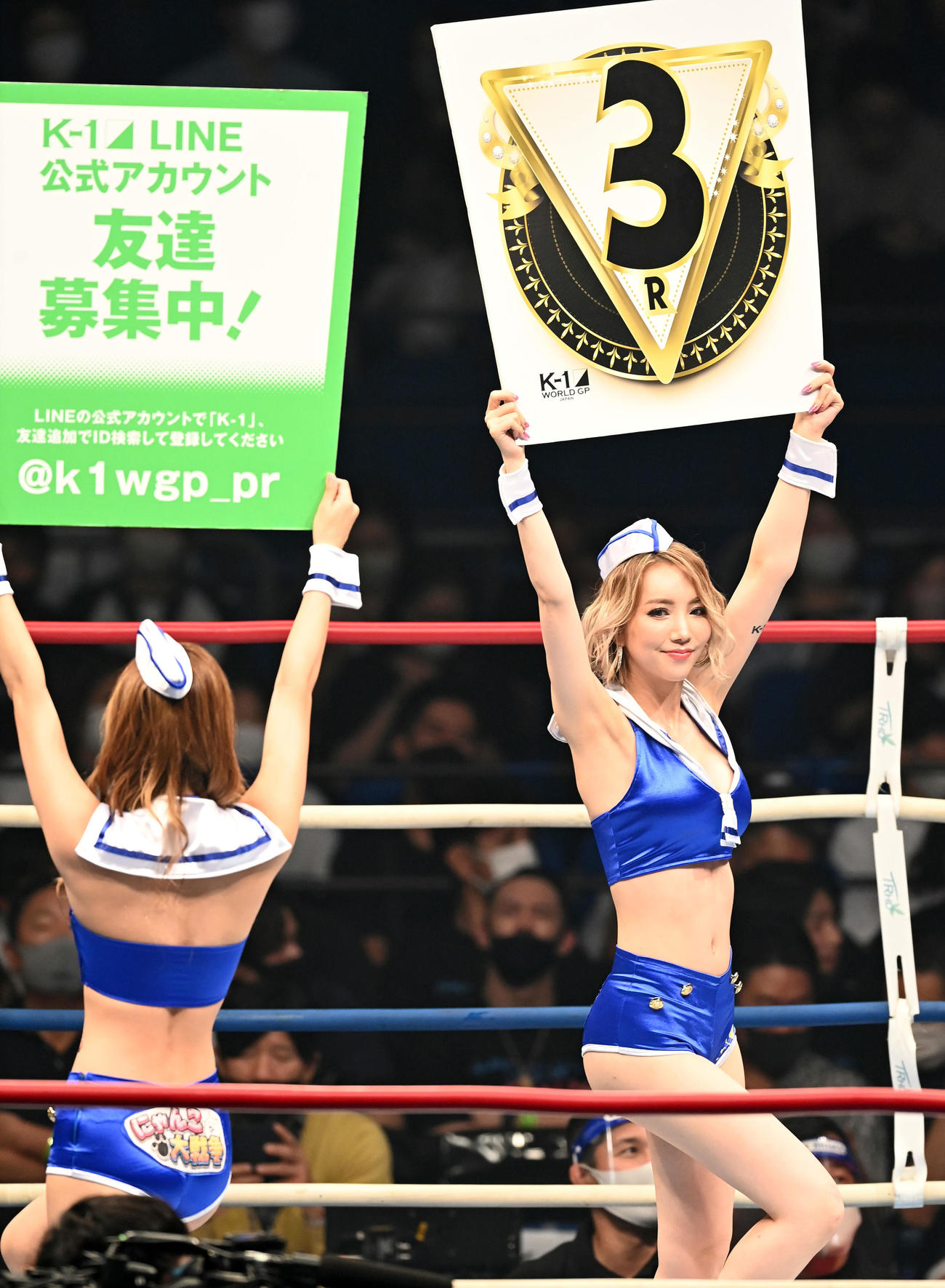 スーパーフェザー級王座決定戦トーナメント　盛り上げるK－1ガールズのキャシー凛（撮影・たえ見朱実）