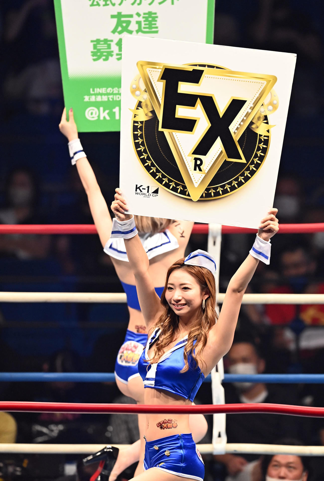 スーパーフェザー級王座決定戦トーナメント　盛り上げるK－1ガールズうらら（撮影・たえ見朱実）