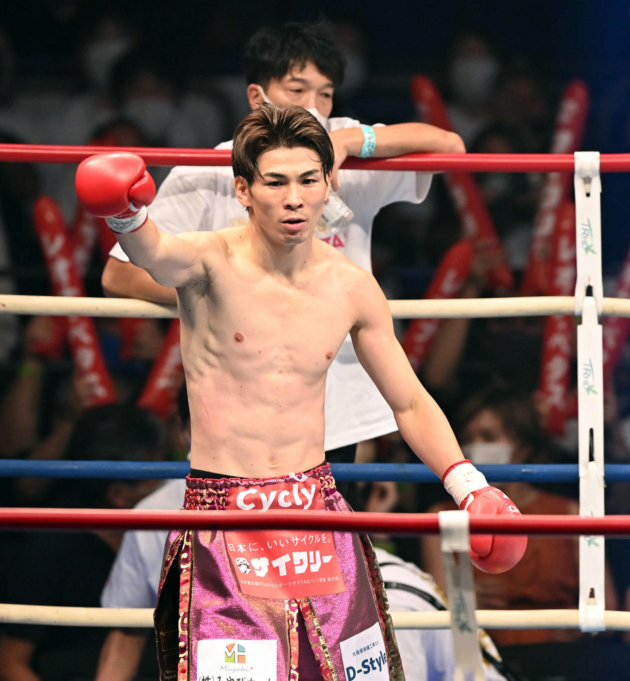 スーパーフェザー級王座決定戦トーナメント　第2試合　3回、アヤブ・セギリにKO勝ちしたレオナ・ペタス（撮影・たえ見朱実）
