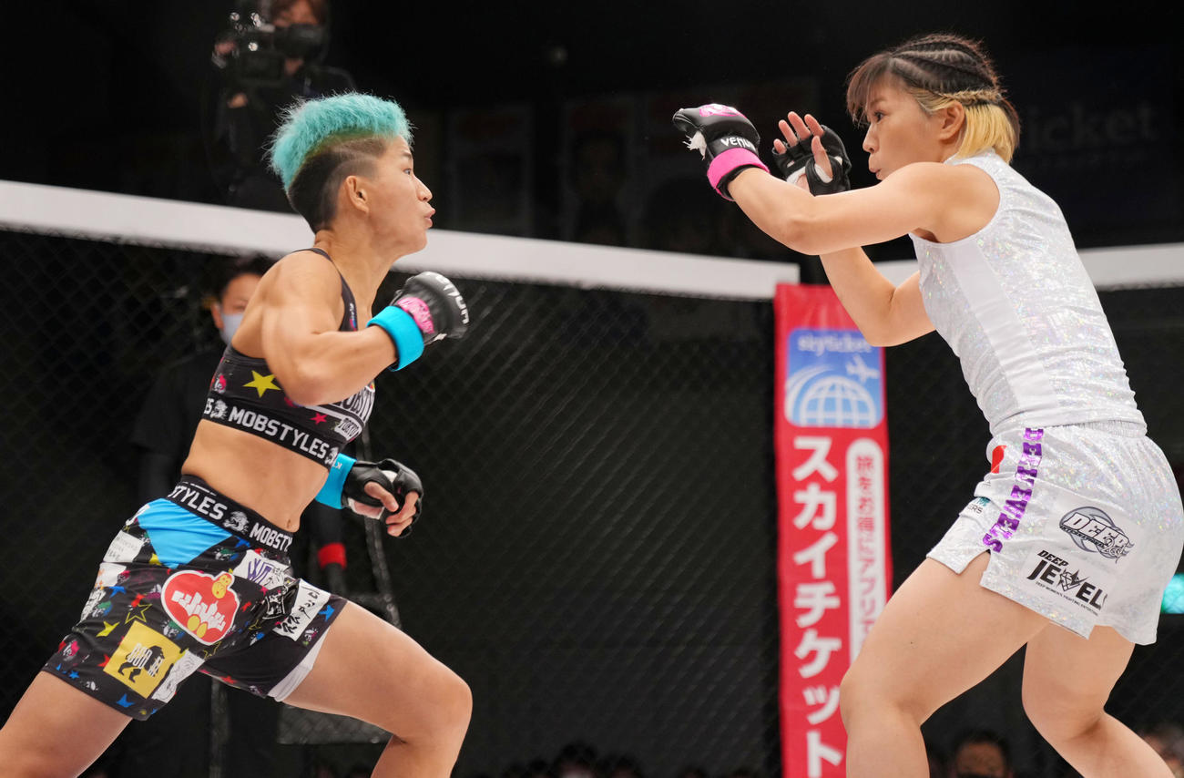 桐生祐子対HIME 1回、攻めるHIME（左）。右は桐生（撮影・横山健太）