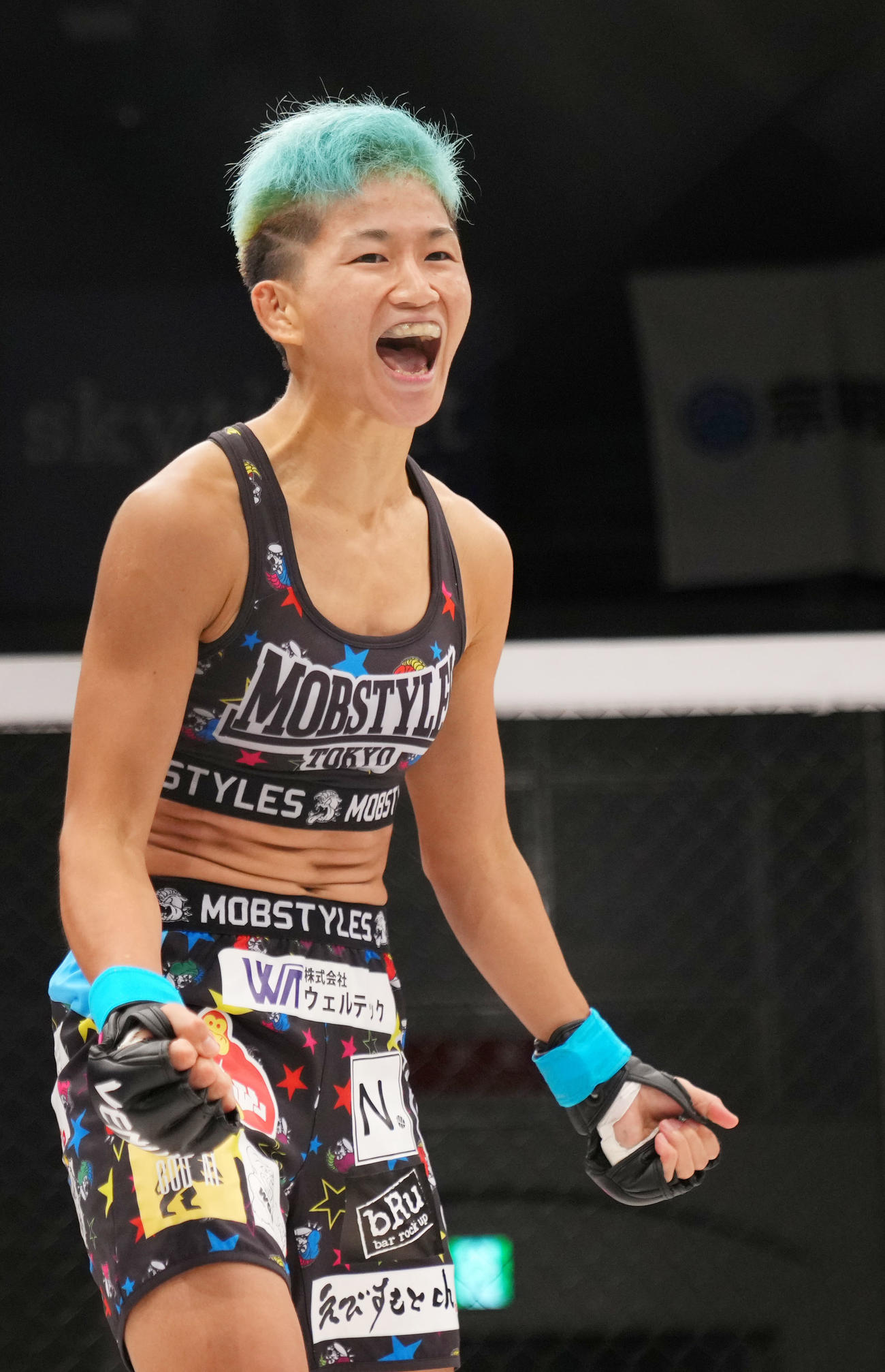 桐生祐子対HIME 1回、TKOで桐生祐子に勝利し笑顔を見せるHIME（撮影・横山健太）
