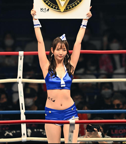 スーパーフェザー級王座決定戦トーナメント　盛り上げるK－1ガールズの上運天美聖（撮影・たえ見朱実）