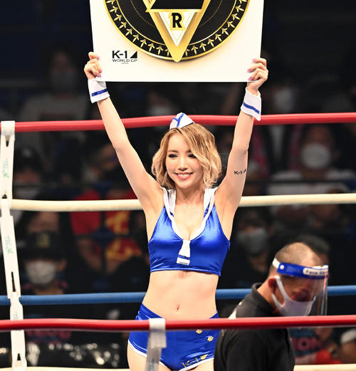 スーパーフェザー級王座決定戦トーナメント　盛り上げるK－1ガールズのキャシー凛（撮影・たえ見朱実）