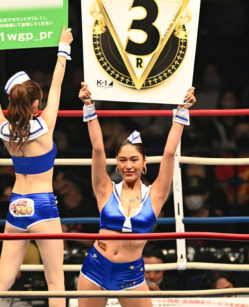 スーパーフェザー級王座決定戦トーナメント　盛り上げるK－1ガールズのロサリオ恵奈（撮影・たえ見朱実）