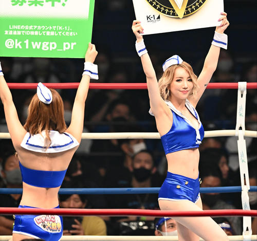 スーパーフェザー級王座決定戦トーナメント　盛り上げるK－1ガールズのキャシー凛（撮影・たえ見朱実）