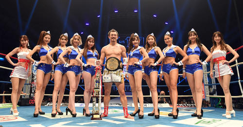 スーパーライト級タイトルマッチ　初防衛を果たしラウンドガールとともに記念撮影に納まる大和（撮影・たえ見朱実）