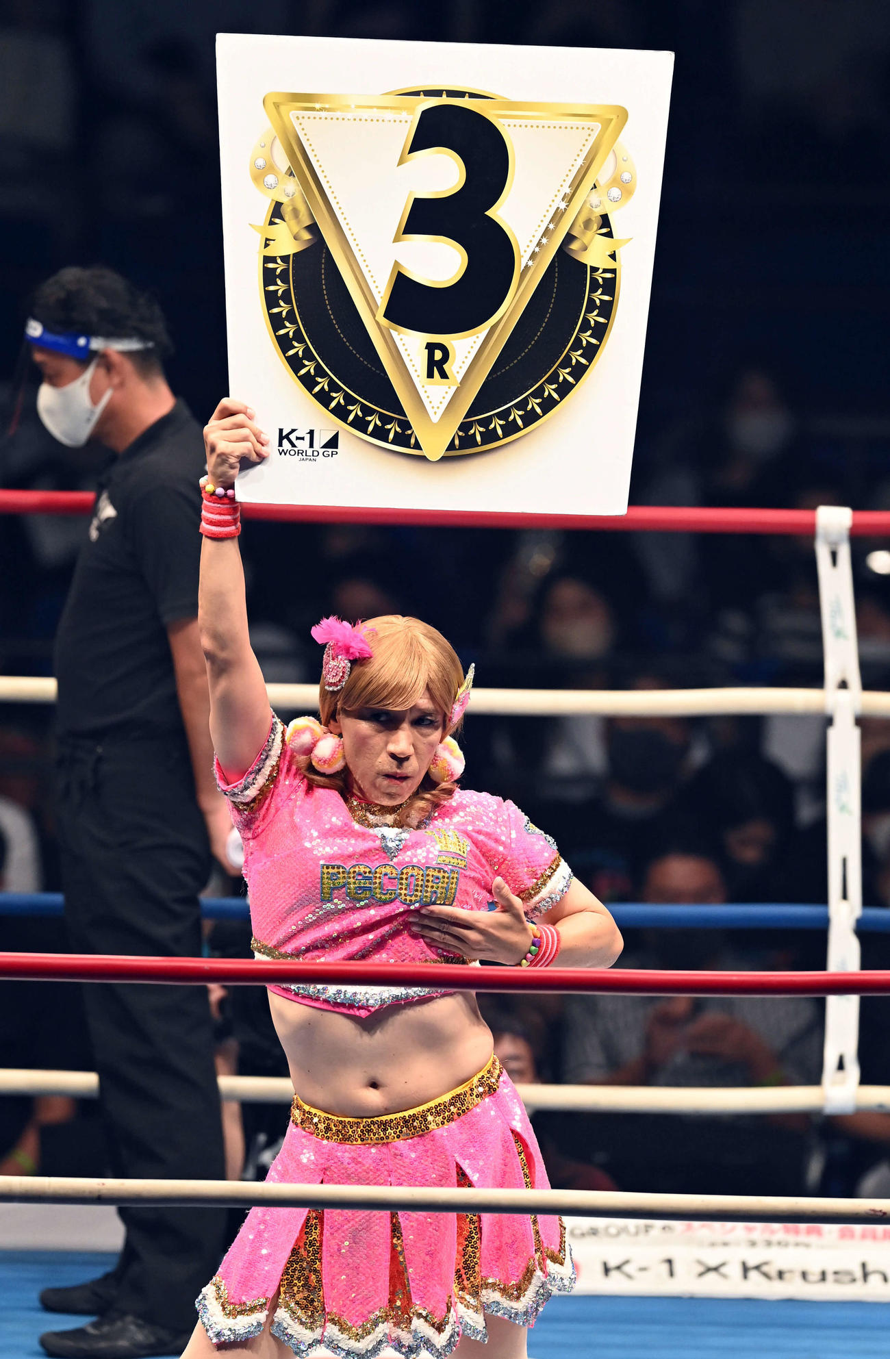 スーパーライト級　ラウンドガールを務めたゴリエ（撮影・たえ見朱実）