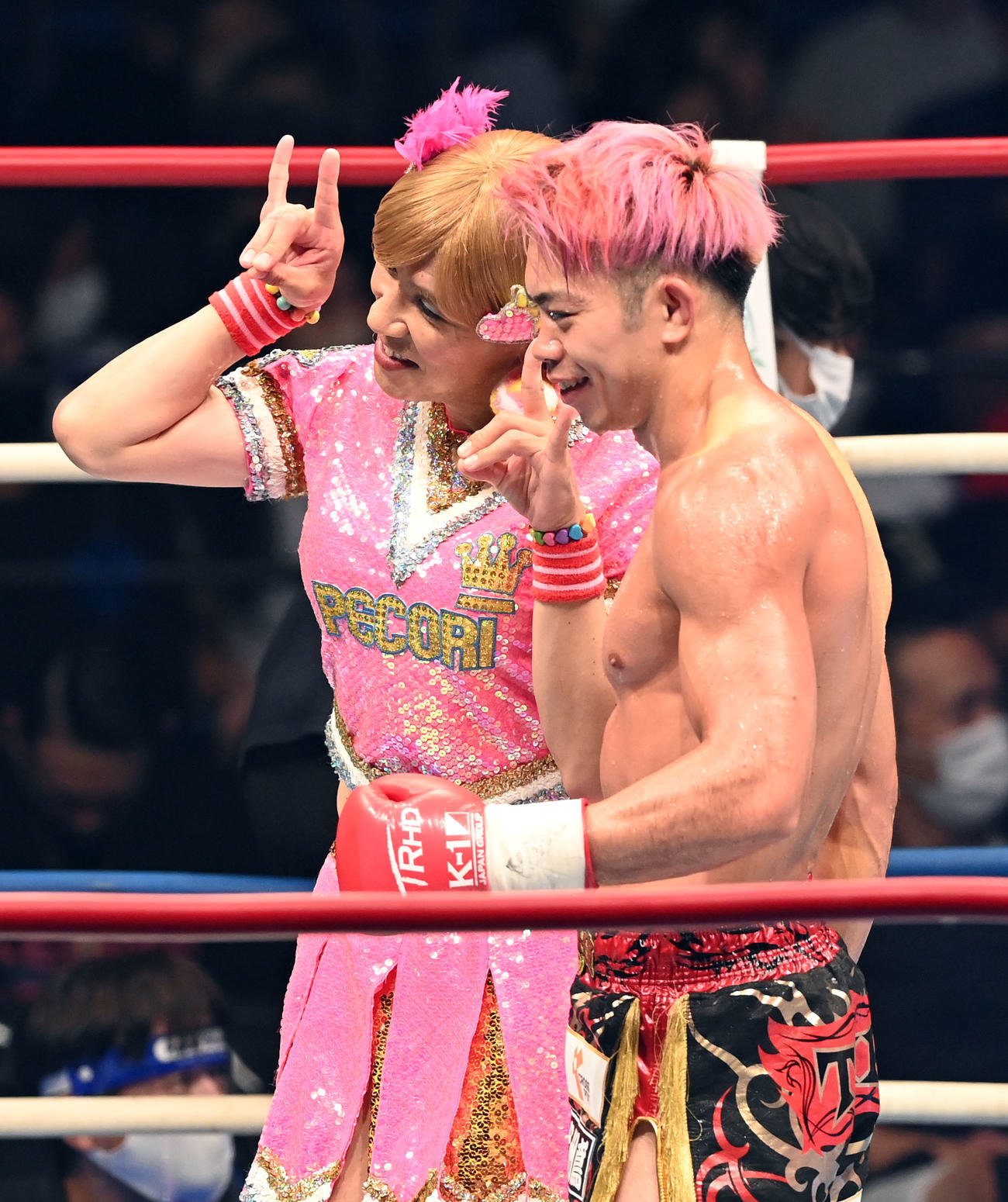 スーパーライト級　ラウンドガールを務めたゴリエは勝者不可思と記念撮影（撮影・たえ見朱実）
