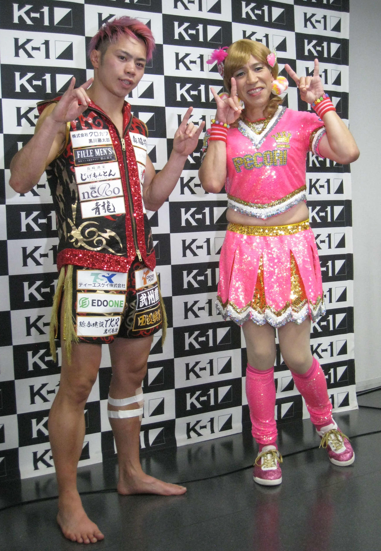 スペシャルラウンドガールを終えて不可思（左）とキツネポーズを取るゴリエ