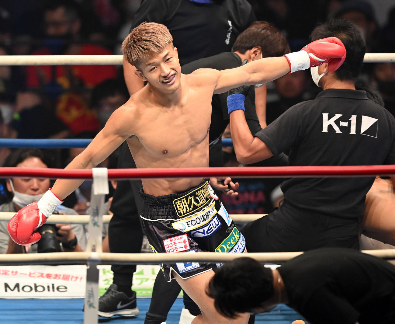 スーパーフェザー級王座決定戦トーナメント　準決勝1回、横山朋哉にKO勝ちした朝久裕（撮影・たえ見朱実）