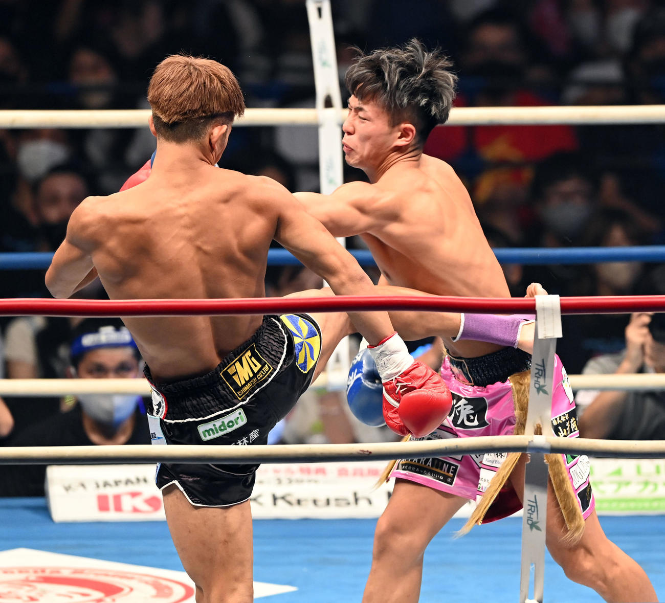 スーパーフェザー級王座決定戦トーナメント　準決勝1回、横山朋哉のわき腹にキックを見舞う朝久裕貴（撮影・たえ見朱実）