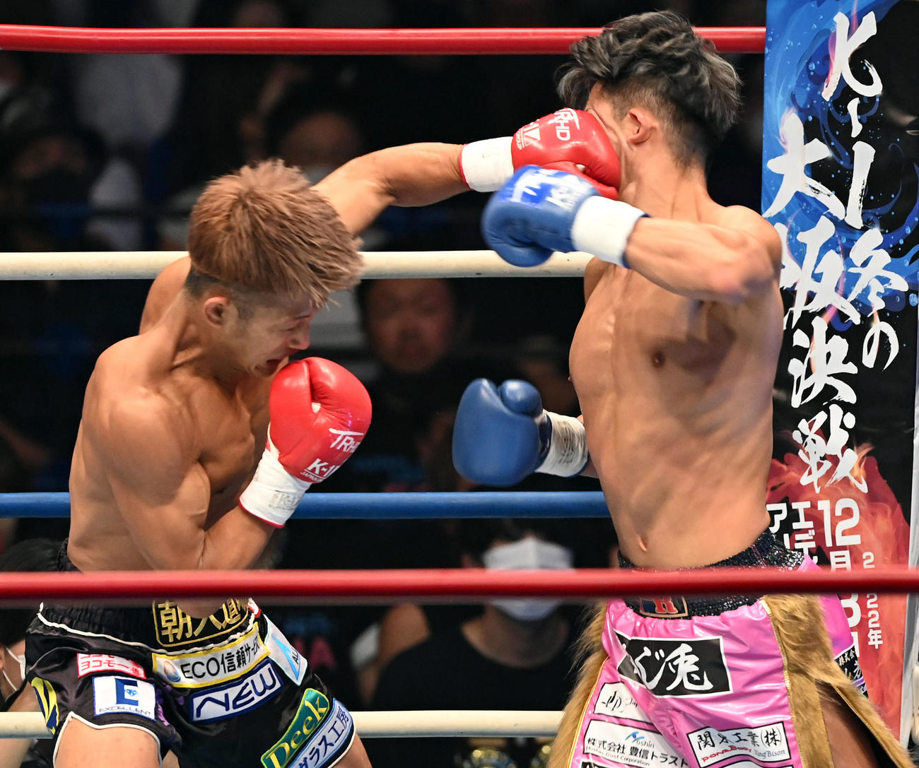 スーパーフェザー級王座決定戦トーナメント　準決勝1回、朝久裕貴（左）のパンチが横山朋哉の顔面がヒット。2回目のダウンを奪いKO勝ちとなる（撮影・たえ見朱実）