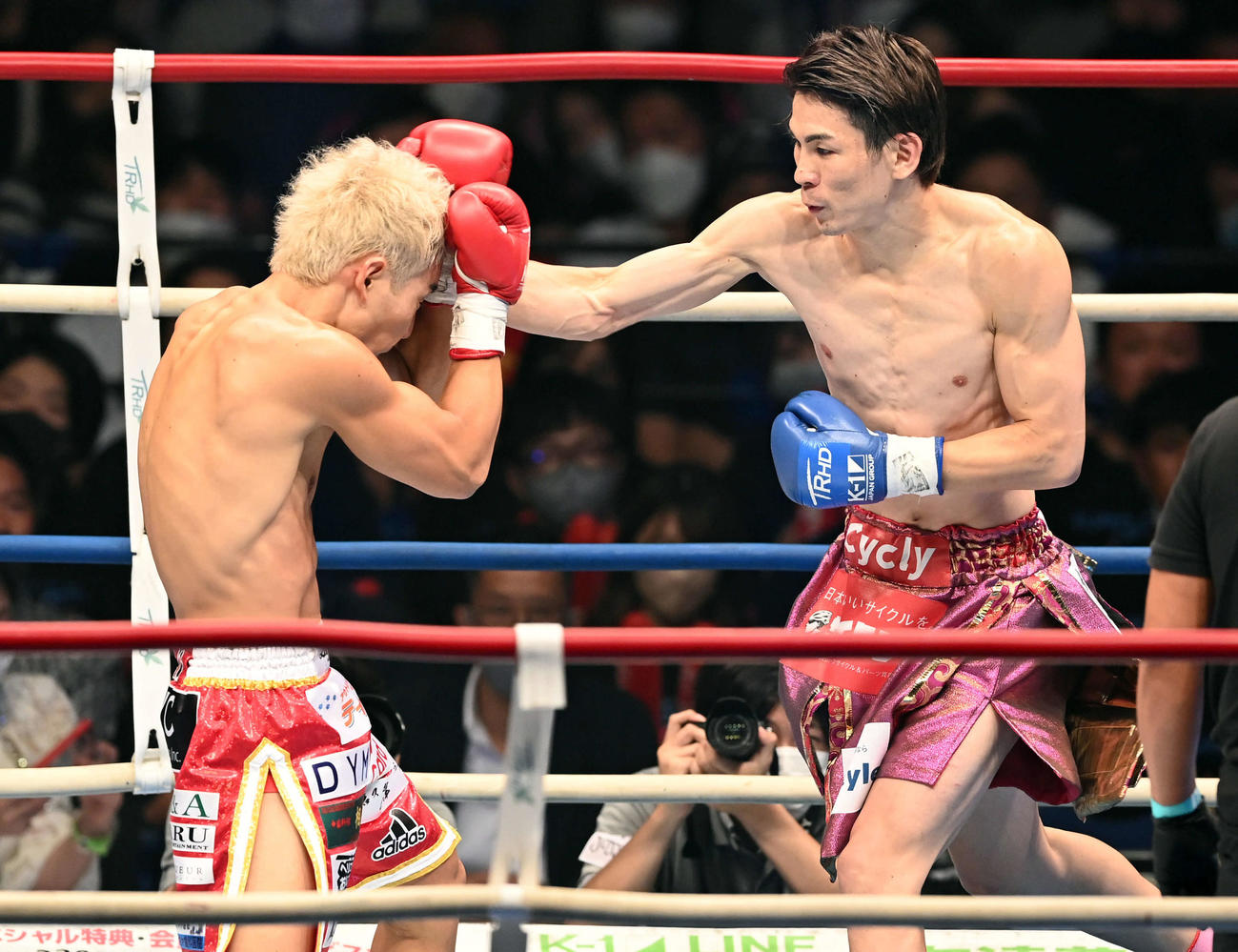 スーパーフェザー級王座決定戦トーナメント　準決勝1回、大岩龍矢（左）にパンチを見舞うレオナ・ペタス（撮影・たえ見朱実）