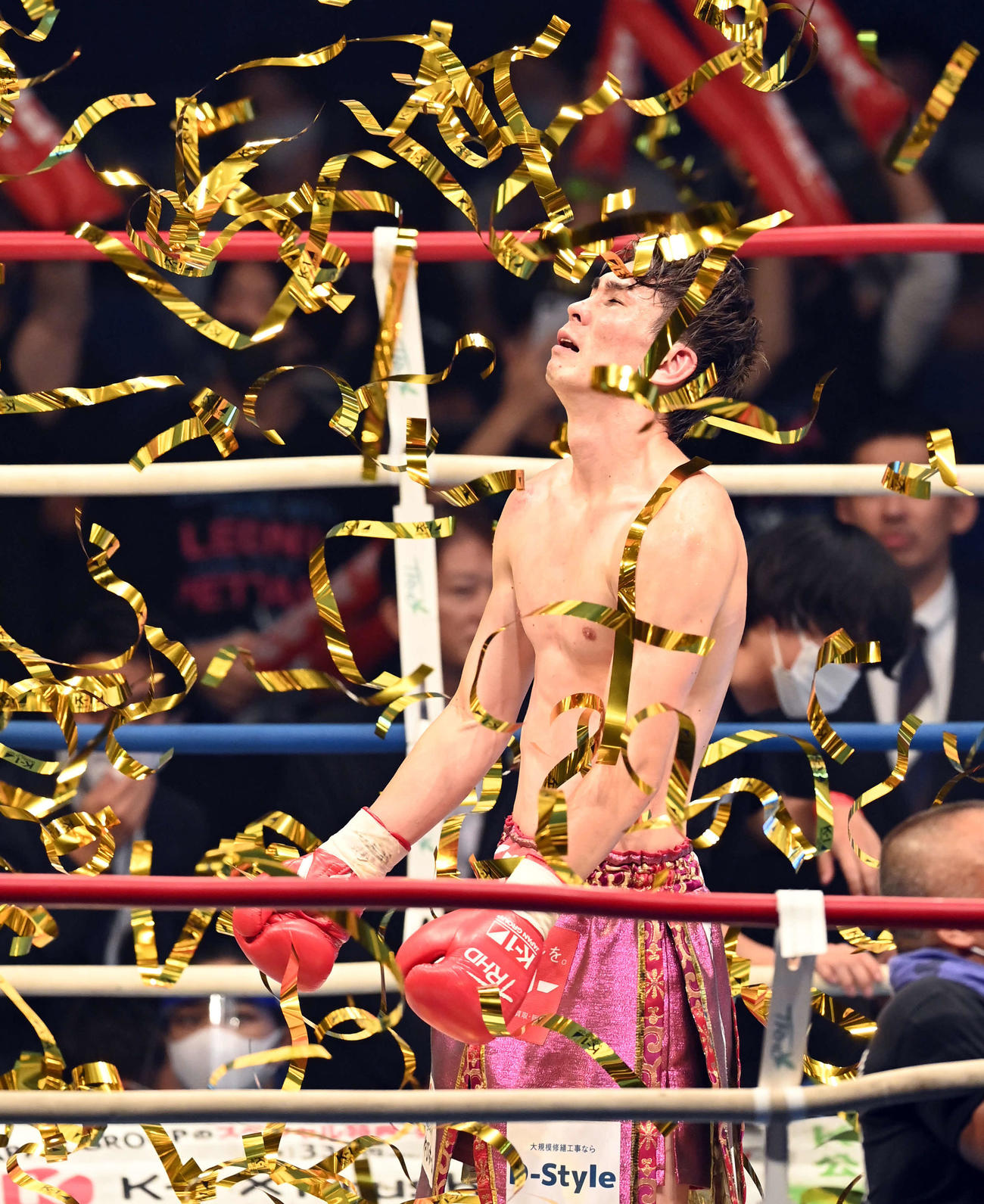 スーパーフェザー級王座決定戦トーナメント　決勝　朝久裕貴に判定勝ちし5代目王座に輝いたレオナ・ペタス（撮影・たえ見朱実）