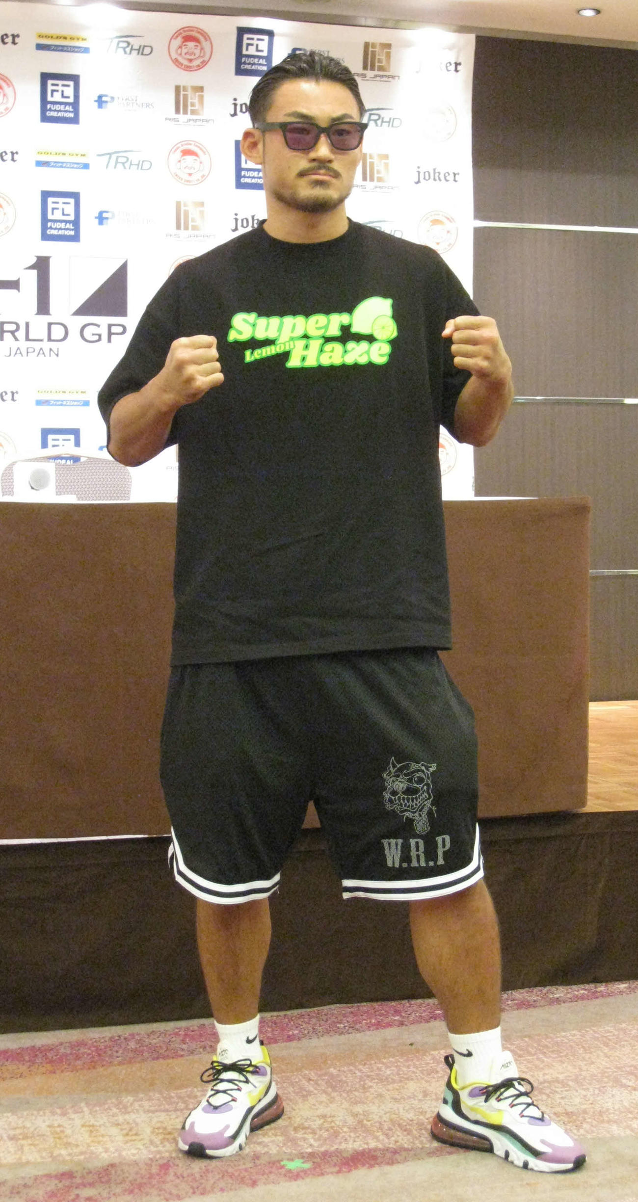 会見での言動に先立ち、拳に力を込める神保克哉（撮影・吉池彰）
