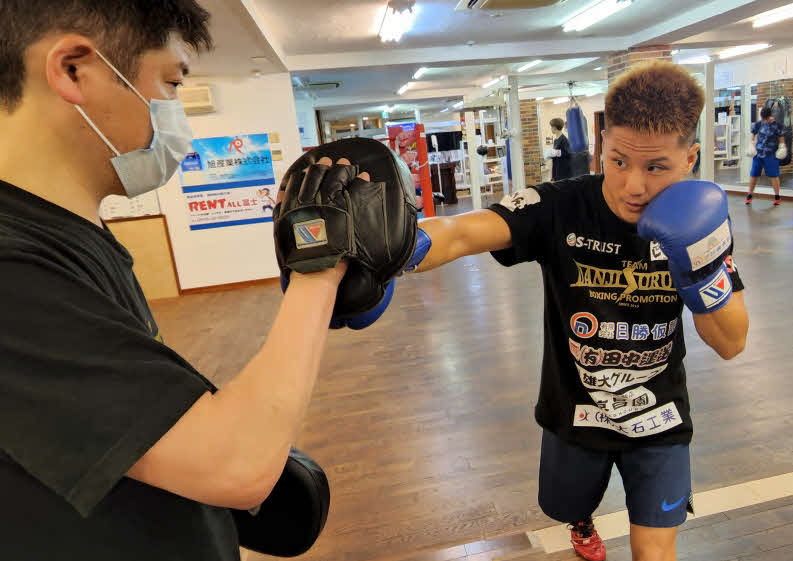 高橋智明トレーナー（左）とミット打ちするWBOアジア・パシフィック・スーパーフライ級3位村地翼（駿河男児ジム提供）