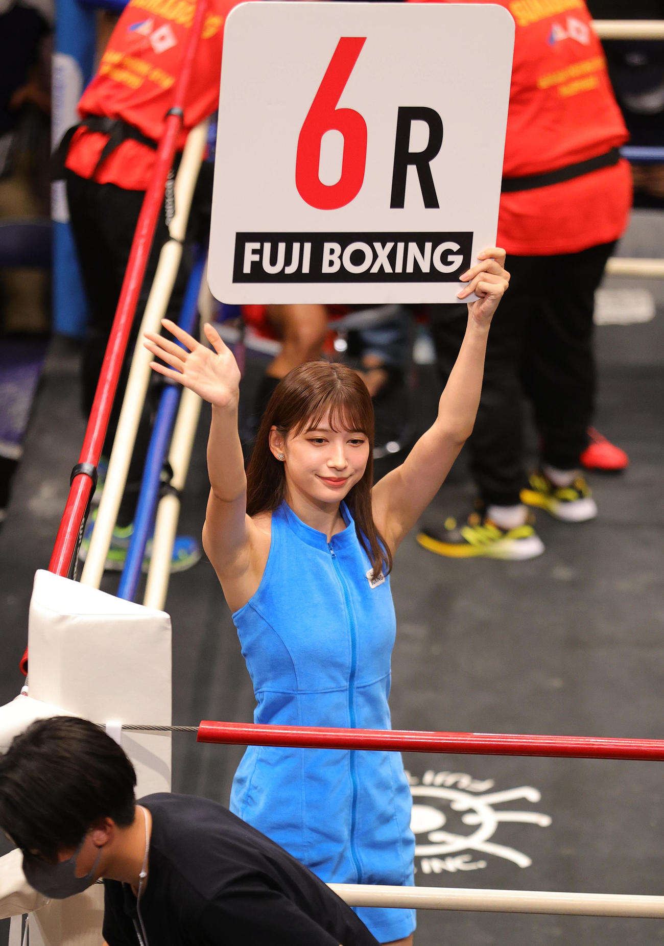 スーパーフライ級8回戦　ラウンドガールを務める雪平莉左（撮影・野上伸悟）
