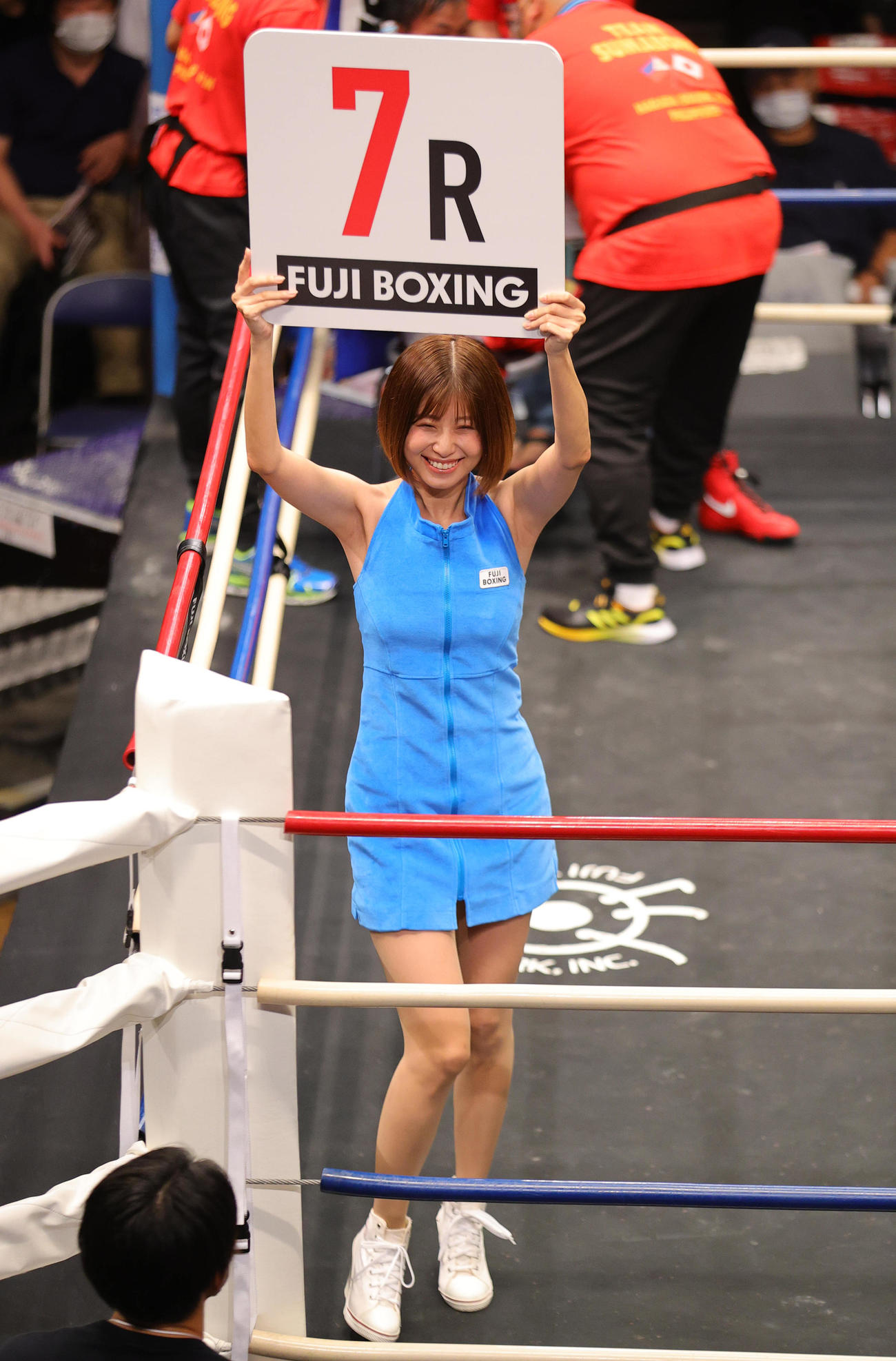 スーパーフライ級8回戦　ラウンドガールを務める天野麻菜（撮影・野上伸悟）