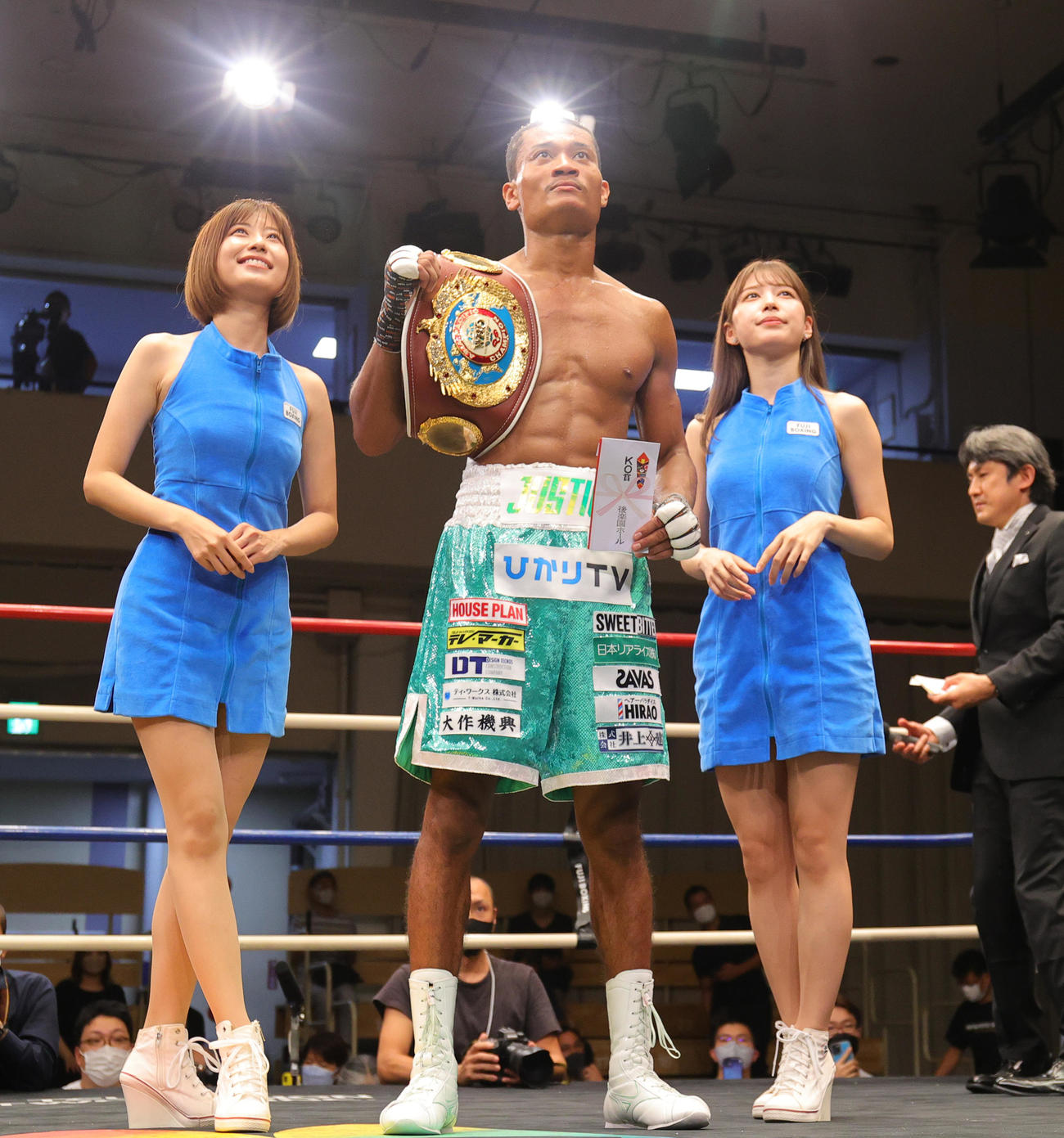 WBOアジアパシフィックスーパー・ライト級タイトルマッチ　タイトルを防衛しラウンドガールの天野麻菜（左）と雪平莉左（右）に祝福される平岡（撮影・野上伸悟）