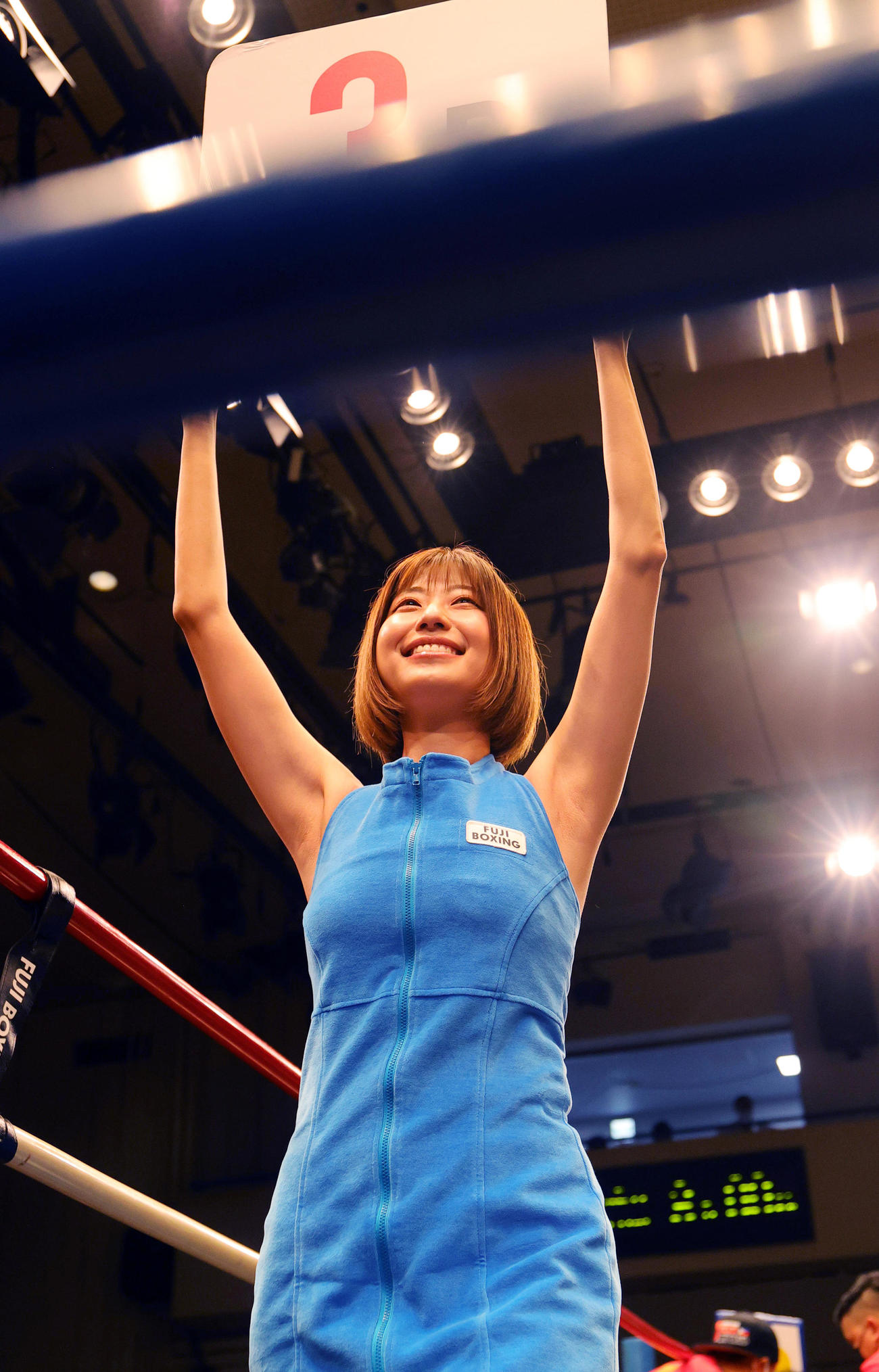 スーパーフライ級8回戦　ラウンドガールを務める天野麻菜（撮影・野上伸悟）