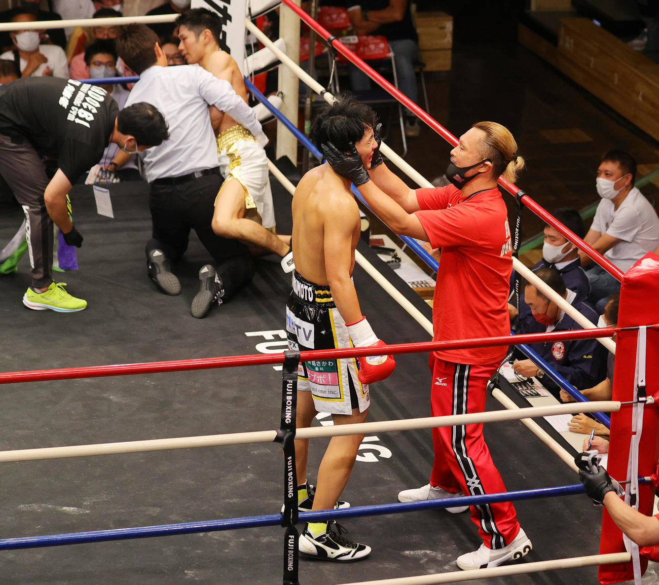 フェザー級8回戦　石田（後方右）に2回TKO勝ちし、父の好二トレーナー（手前右）と喜ぶ松本圭佑（撮影・野上伸悟）