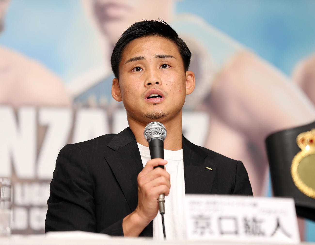 WBC・WBA世界ライトフライ級王座統一戦への意気込みを語る京口紘人（撮影・宮地輝）