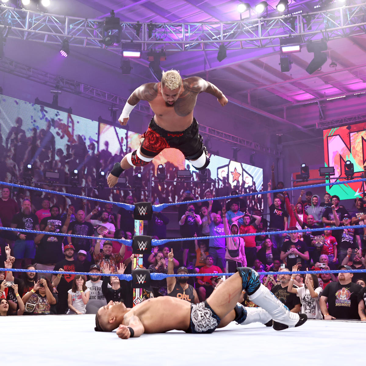 王者カーメロ・ヘイズ（下）にフライングソロを狙うソロ・シコア（C）2022 WWE, Inc. All Rights Reserved.