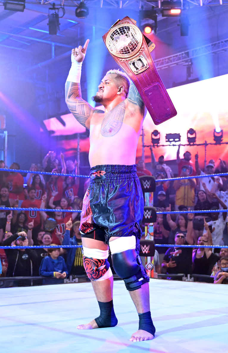 NXT北米王座ベルトを掲げた新王者ソロ・シコア（C）2022 WWE, Inc. All Rights Reserved.