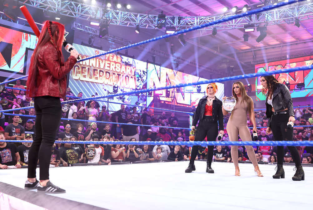 アルバ・ファイア（左端）に対戦要求されたNXT女子王者マンディ・ローズ（右中央）（C）2022 WWE, Inc. All Rights Reserved.