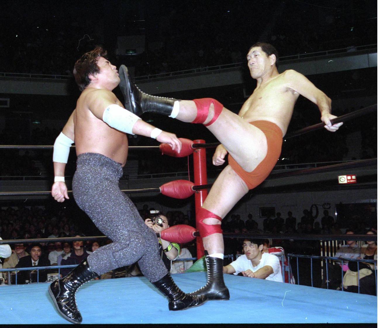 16文キックを決めるジャイアント馬場（右）（1998年2月28日撮影、日本武道館）
