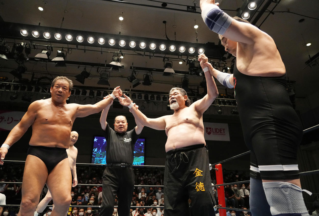 5月31日、ジャンボ鶴田23回忌追善興行で引退試合でレフェリーを務める和田京平氏（左から2人目）。左から藤波辰爾、1人おいてタイガー戸口、谷津嘉章